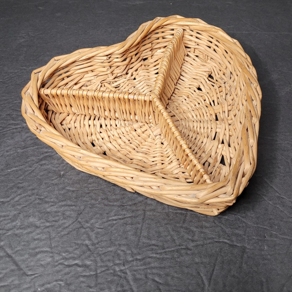 Heart Shaped Divided Vintage Basket - Picture 8 of 9